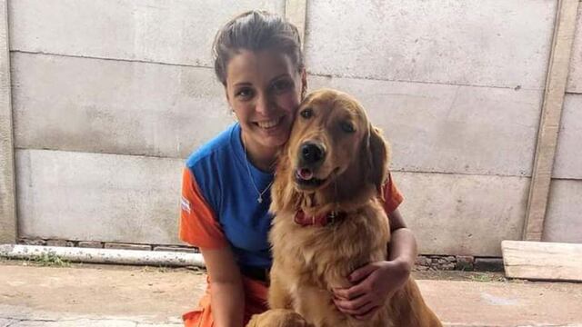 Luana Ludueña junto a su perro rescatista, Ciro.