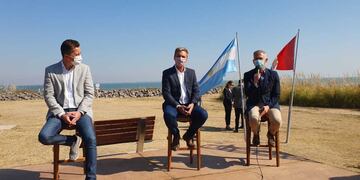 El presidente de la Agencia Córdoba Turismo, Esteban Avilés junto al vicegobernador de Córdoba, Manuel Calvo y el intendente de Miramar de Ansenuza, Adrián Walker.