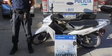 circulaba en una moto robada y tenía marihuana