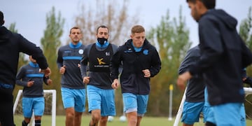 Tres de los cuatro del fondo. Barinaga, Olivera y Novaretti. Poco recambio en la zona (Prensa Belgrano)