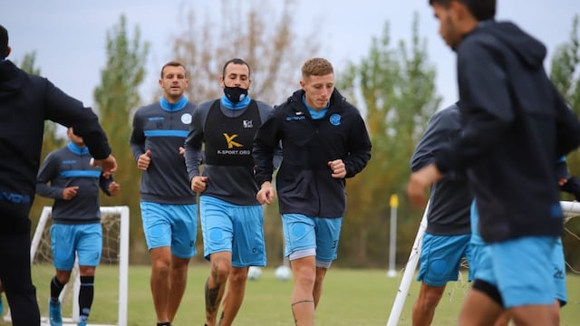 Tres de los cuatro del fondo. Barinaga, Olivera y Novaretti. Poco recambio en la zona (Prensa Belgrano)