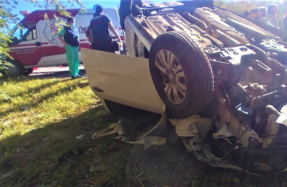 Una familia se dio vuelta con su auto en Costa Azul