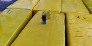 La prueba Narcotest es determinante: si el polvo blanco de los "ladrillos" se torna azul en contacto con el químico de la ampolla de vidrio, es cocaína.
