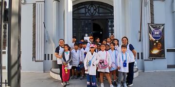 Niños de la Escuela Amalia Presbich de Piossek visitaron la Catedral, el Teatro de la Estación y otros íconos culturales.