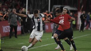 Federico Girotti, delantero de Talleres en el partido ante Independiente por la Copa de la Liga.