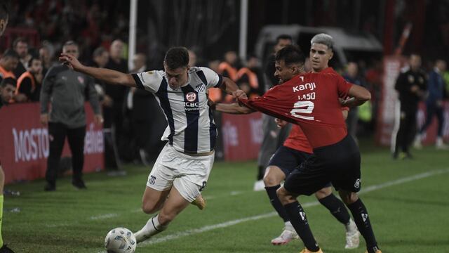 Federico Girotti, delantero de Talleres en el partido ante Independiente por la Copa de la Liga.