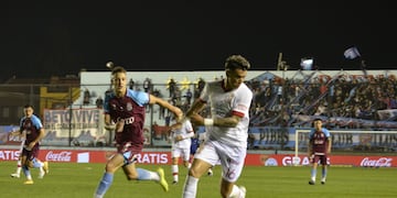 Rodrigo Cabral conduciendo por la banda.