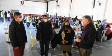 El intendente Luis Castellano recorrió el centro de vacunación del Club Estudiantes
