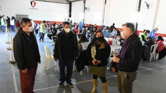 El intendente Luis Castellano recorrió el centro de vacunación del Club Estudiantes