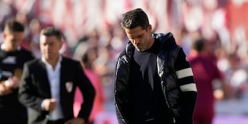 Fernando Gago, entrenador de Boca Juniors, reacciona durante un partido de fútbol del torneo local contra River Plate en Buenos Aires, Argentina, el domingo 27 de abril de 2025. (AP Foto/Gustavo Garello)
