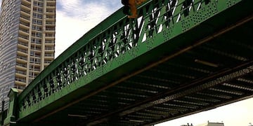 Tragedia en Palermo: una pareja saltó al vacío desde el Puente Pacífico y están en grave estado.