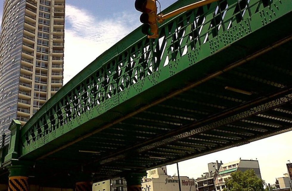 Tragedia en Palermo: una pareja saltó al vacío desde el Puente Pacífico y están en grave estado