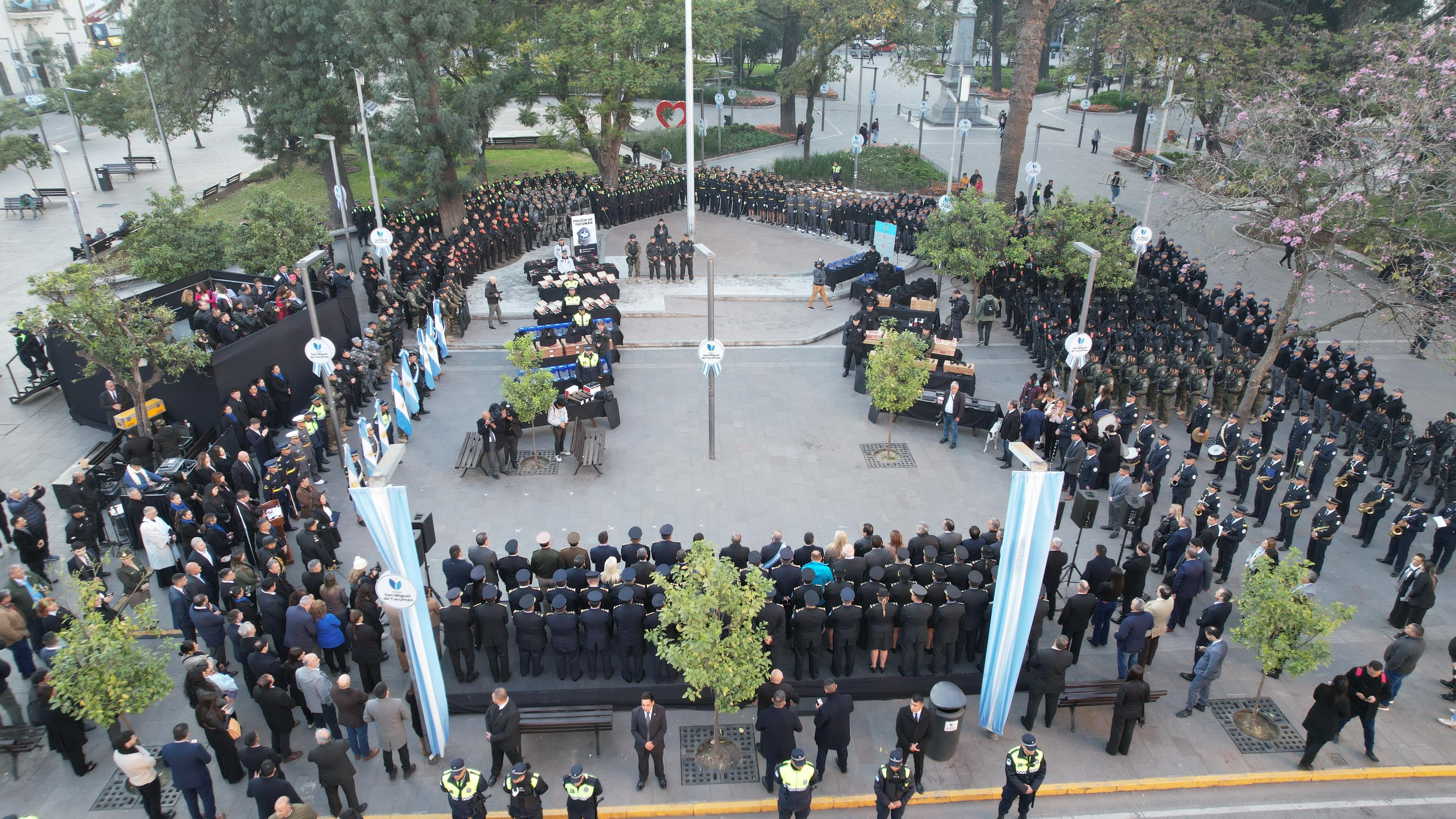 Jaldo entregó pistolas, chalecos, escudos y tecnología, y anunció que la provincia sumará 2.250 nuevas plazas penitenciarias antes de fin de año.