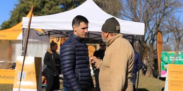 El intendente Leonardo Viotti recorrió el dispositivo “La Muni en tu barrio”, que actualmente se encuentra instalado en la Plaza 1.º de Mayo del barrio Jardín.