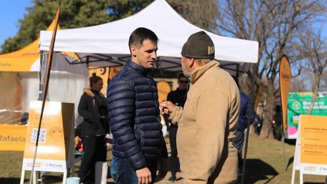 El intendente Leonardo Viotti recorrió el dispositivo “La Muni en tu barrio”, que actualmente se encuentra instalado en la Plaza 1.º de Mayo del barrio Jardín.