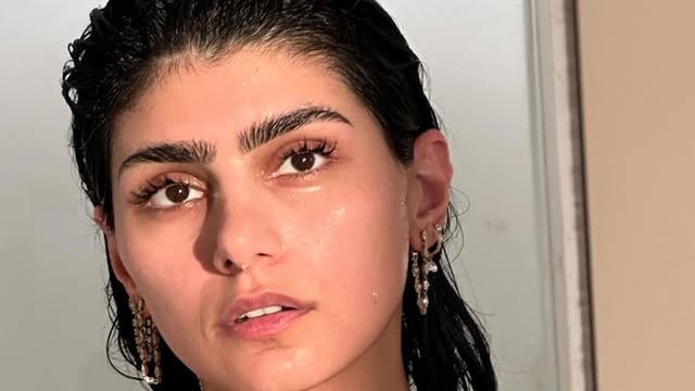 Mia Khalifa posó frente a cámara con un look que dio de qué hablar.