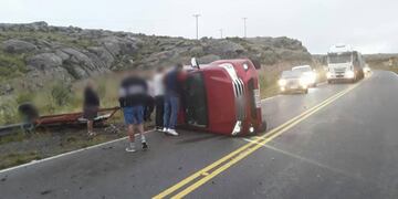 Vuelco en Altas Cumbres y detenido por violencia