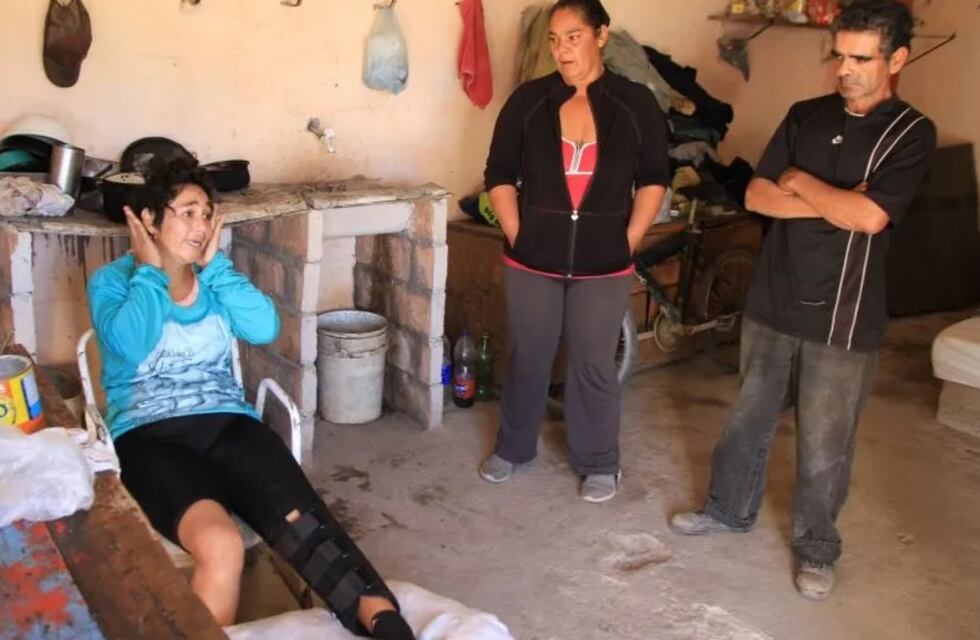 Le robaron 2 mil pesos y la agarraron a patadas hasta fracturarle una pierna