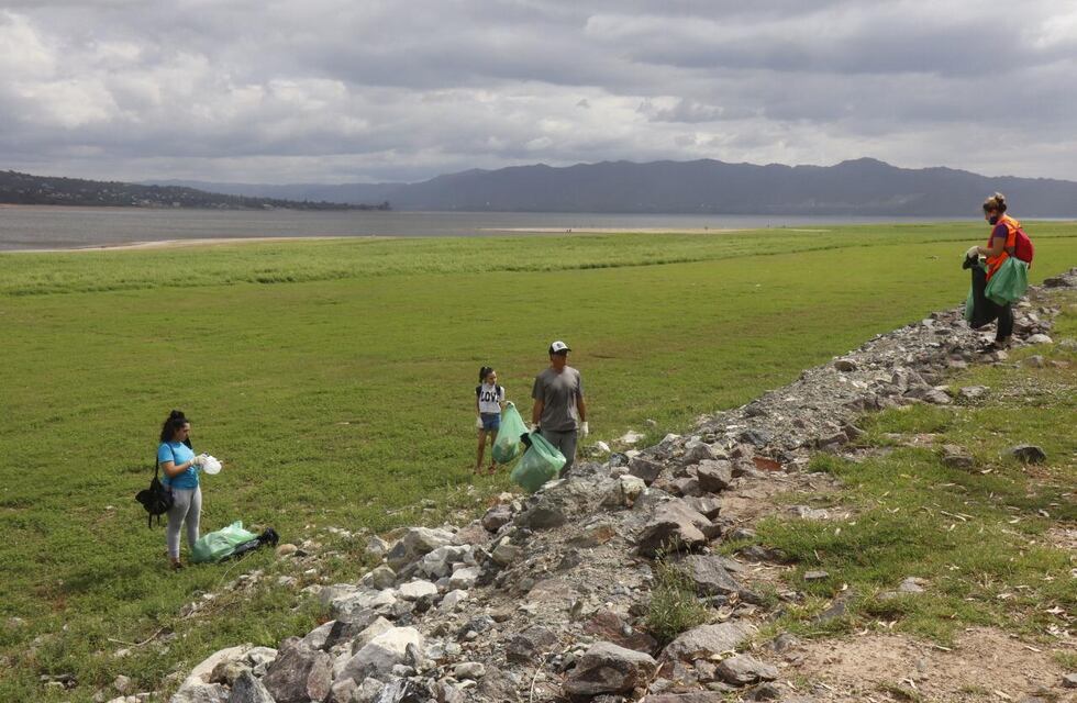 Impecable: le quitaron más de 350 bolsas de residuos a las costas del lago San Roque