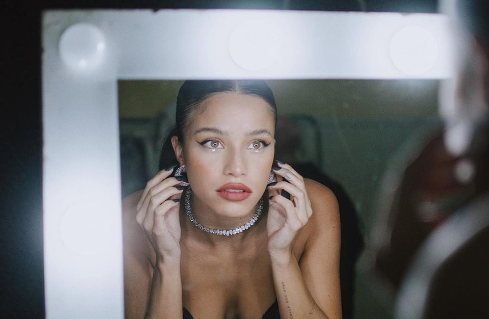 La maquilladora de Emilia Mernes y los secretos detrás de la tendencia de los cristales bajo los ojos