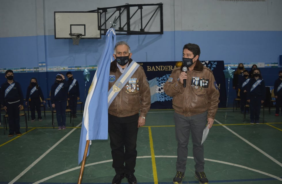 Veteranos de la Guerra de Malvinas tomaron la promesa a la bandera a alumnos de Ushuaia