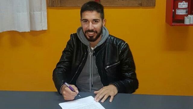 El lateral firmando su renovación para Atlanta, en 2019. (Foto: Archivo)