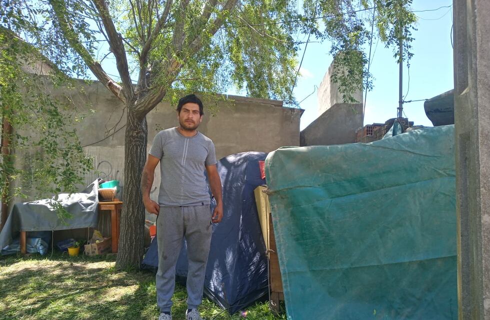 Lo estafaron en la compra de una casa y ahora vive en carpa a la espera de una solución