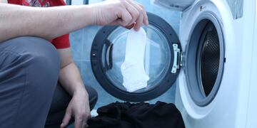 Dos cordobeses explicaron qué pasa con las medias perdidas en el lavarropas.