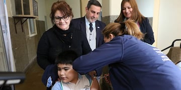 El operativo de vacunación estuvo destinado a los niños de quinto y sexto grado, además de los docentes del establecimiento.