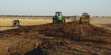 Trabajos de ingeniería rural para el manejo de conservación de suelos en uno de los distritos agropecuarios (La Voz/Archivo).