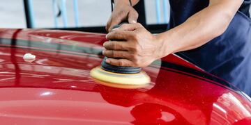 Pintar es todo un arte, pero el cordobés fue captado dando toques a algo que justamente no era un auto.