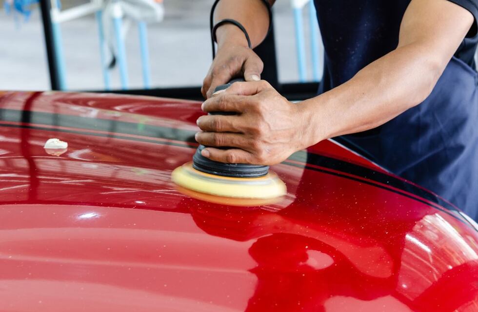 Viral: parece un día normal en el taller, pero es viernes y un pintor cordobés lo sabe