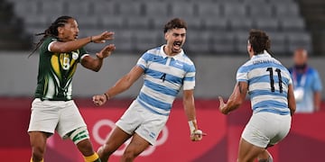 Jugadores de Los Pumas 7s celebran el épico triunfo sobre Sudáfrica para clasificar a semifinales de los Juegos Olímpicos Tokio 2020.
