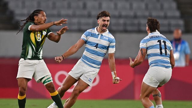Jugadores de Los Pumas 7s celebran el épico triunfo sobre Sudáfrica para clasificar a semifinales de los Juegos Olímpicos Tokio 2020.