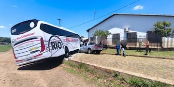 Un colectivo perdió el control y chocó contra dos vehículos estacionados en San Javier.