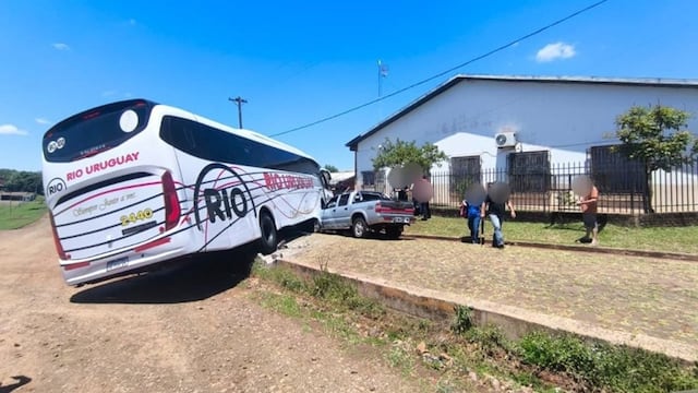 Un colectivo perdió el control y chocó contra dos vehículos estacionados en San Javier.