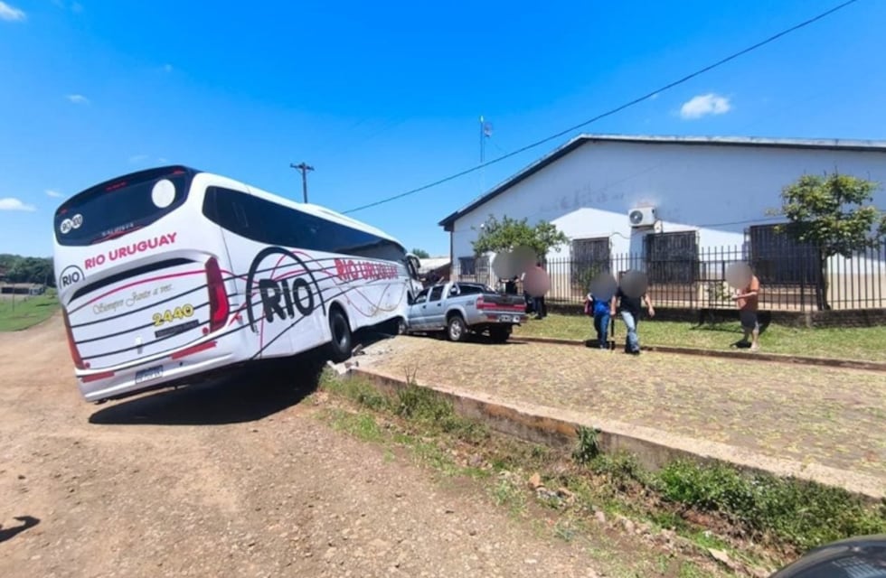 Un colectivo perdió el control y chocó contra dos vehículos estacionados en San Javier