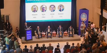 El gobernador defendió la transparencia y la participación comunitaria como claves para un desarrollo sostenible.