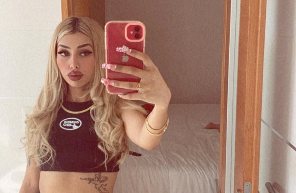 Tamara Báez posó en bata y desde el baño de un lujoso hotel: “Solita”