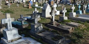 Detuvieron a un hombre mientras intentaba saquear una tumba en un cementerio de Comodoro.