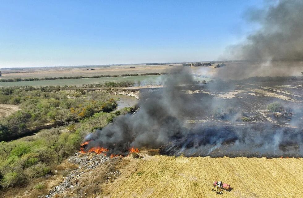 Héroe: ante la magnitud del incendio en El Fuertecito, un piloto agarró su avión y ayudó a los bomberos a sofocarlo