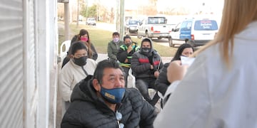 La provincia de Santa Fe notificó este miércoles 2.236 casos de coronavirus y 61 muertes.