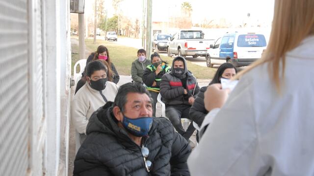 La provincia de Santa Fe notificó este miércoles 2.236 casos de coronavirus y 61 muertes.