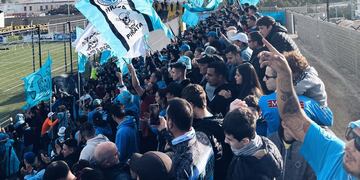 Los hinchas de Belgrano hicieron el aguante el domingo en Madryn. Y este lunes estuvieron atentos a lo que ocurría en Tucumán (Gentileza de Julián Quintero).