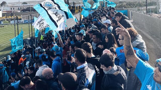 Los hinchas de Belgrano hicieron el aguante el domingo en Madryn. Y este lunes estuvieron atentos a lo que ocurría en Tucumán (Gentileza de Julián Quintero).