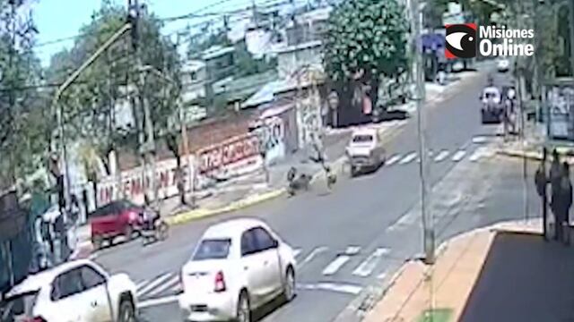 Imprudencia al volante: pasó en rojo a toda velocidad y atropelló a un motociclista en Posadas.