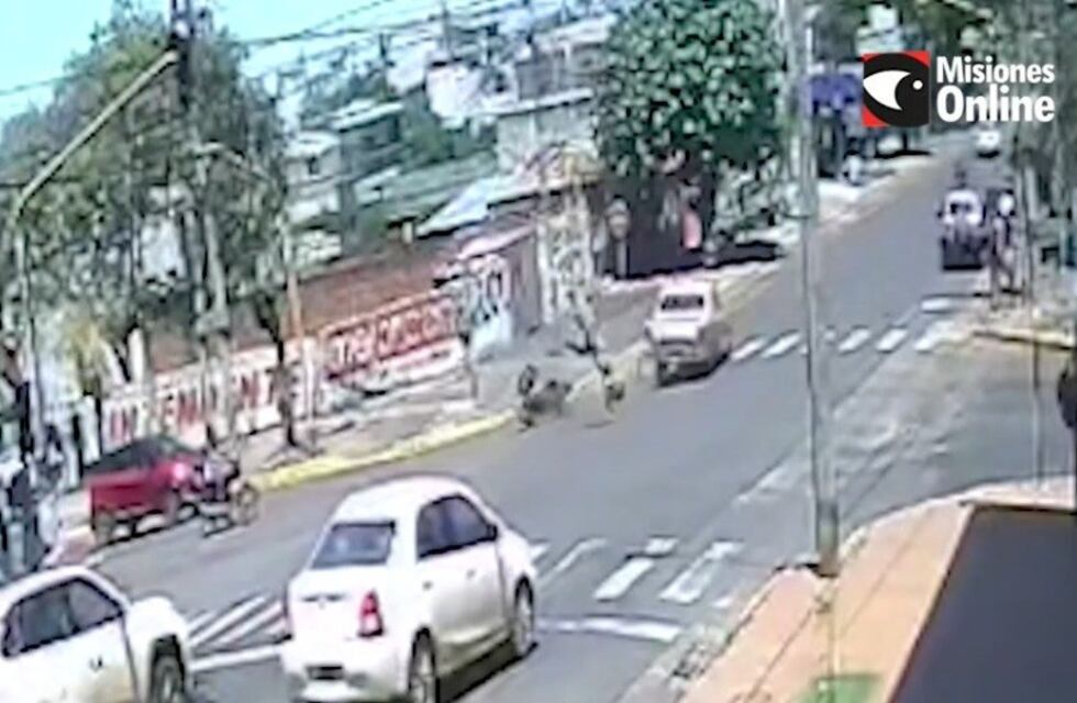Imprudencia al volante: pasó en rojo a toda velocidad y atropelló a un motociclista en Posadas