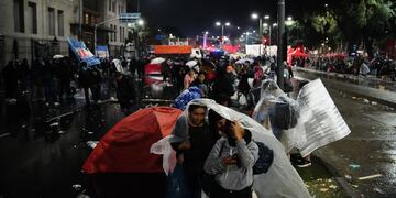 Acampe piquetero bajo la lluvia