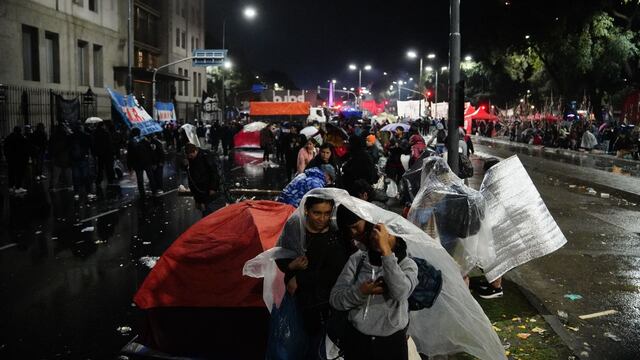 Acampe piquetero bajo la lluvia
