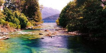 El río que enamora a los turistas por el color de sus aguas está en Neuquén y es uno de los más chicos del mundo.